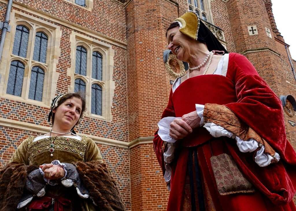 Do medieval dresses have pockets